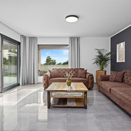 Special Offer! New Luxury Apartment With Pool, Fitness, Outdoor Bar&Grill Buje Eksteriør billede