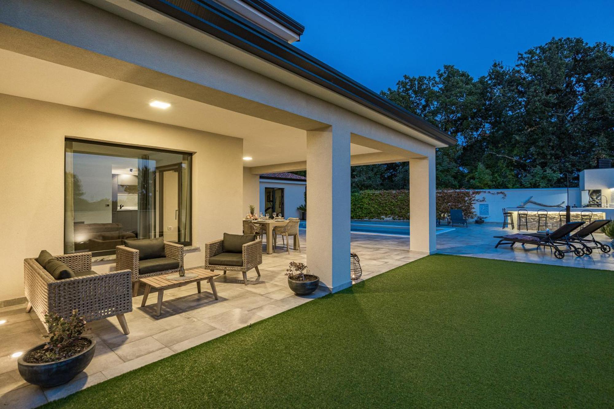 Special Offer! New Luxury Apartment With Pool, Fitness, Outdoor Bar&Grill Buje Eksteriør billede