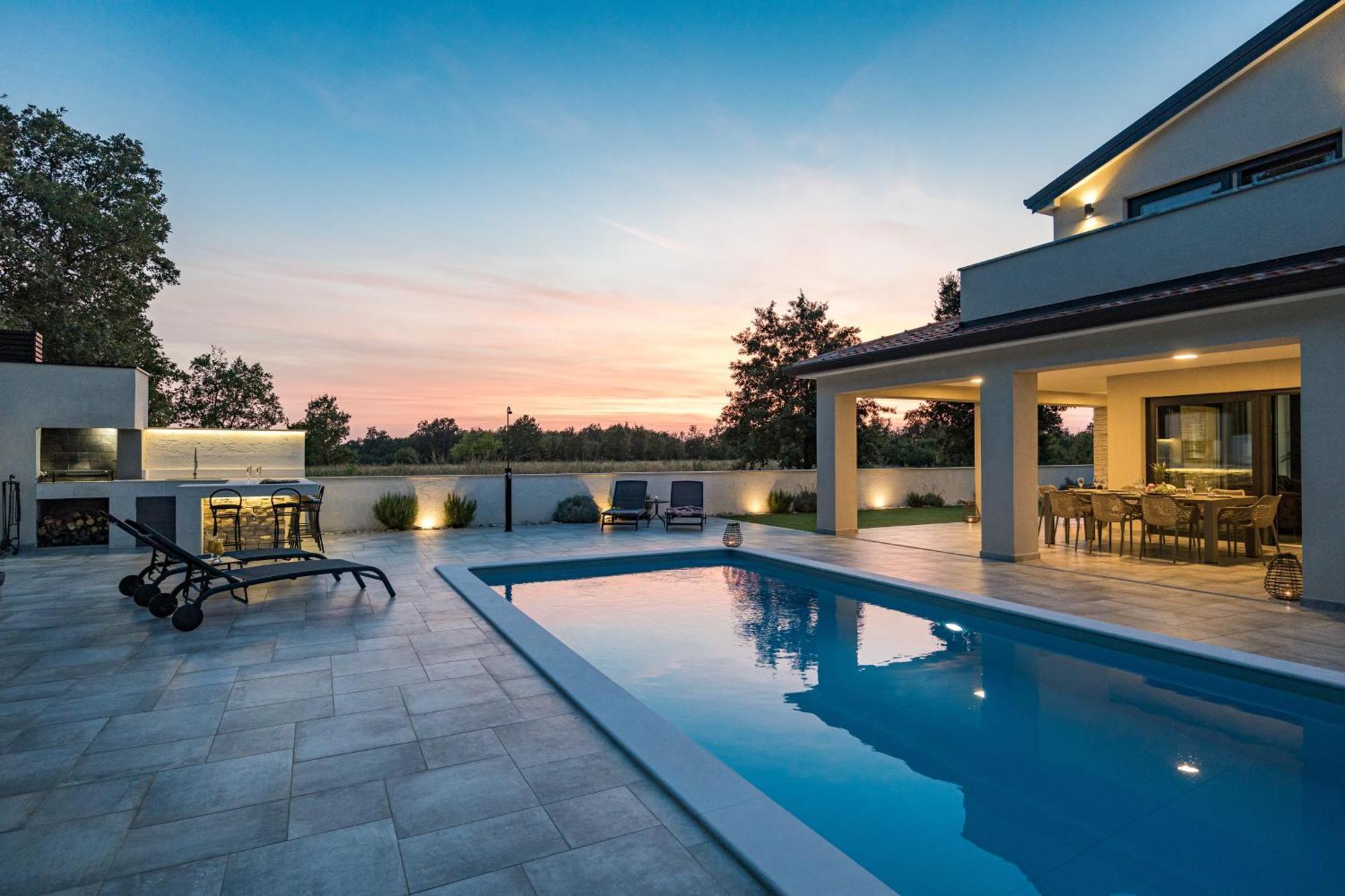 Special Offer! New Luxury Apartment With Pool, Fitness, Outdoor Bar&Grill Buje Eksteriør billede