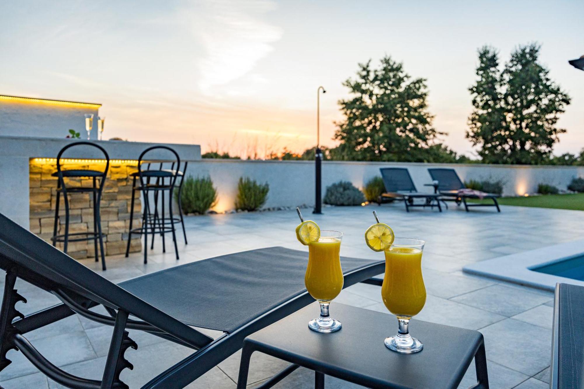 Special Offer! New Luxury Apartment With Pool, Fitness, Outdoor Bar&Grill Buje Eksteriør billede