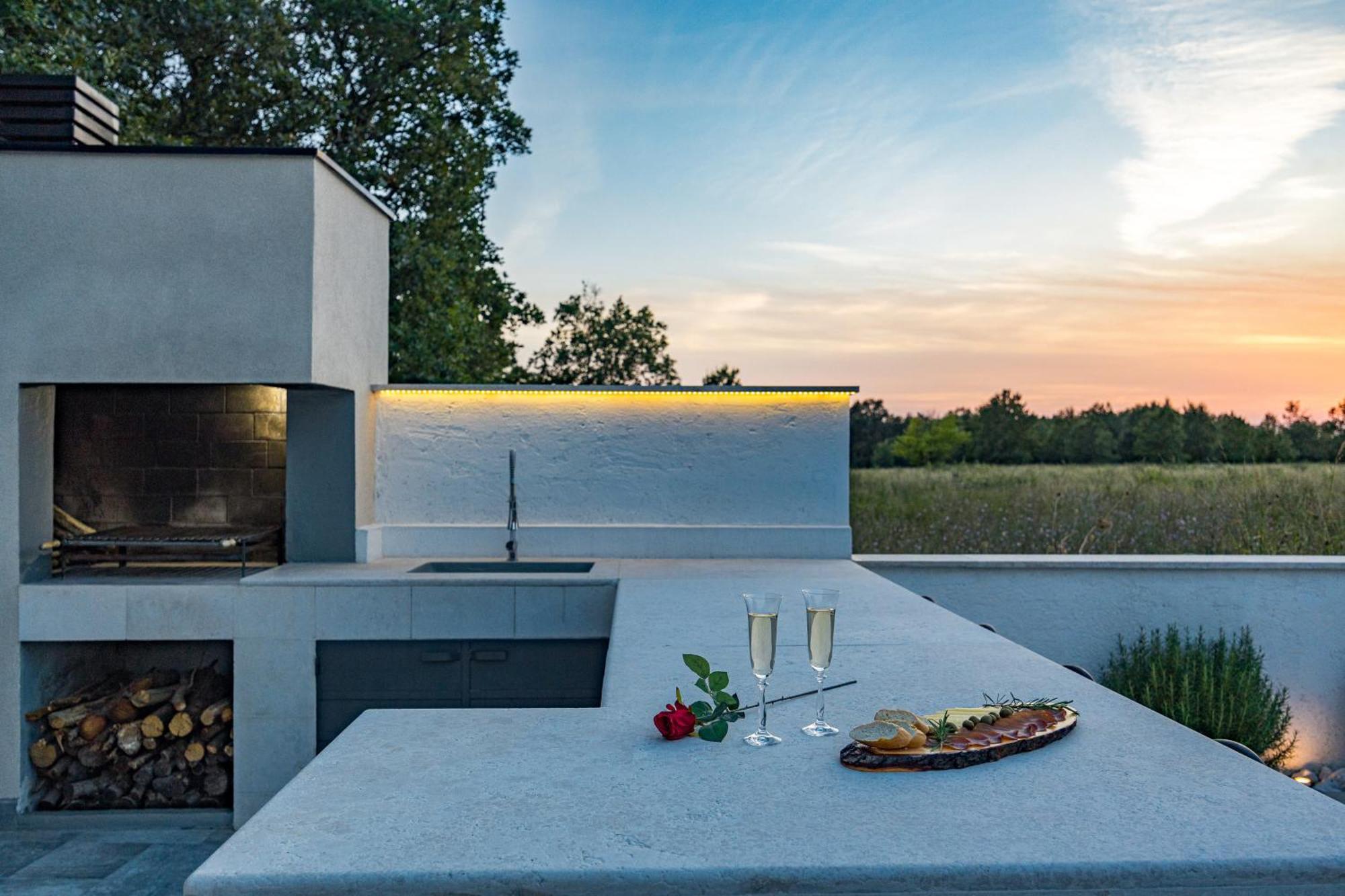 Special Offer! New Luxury Apartment With Pool, Fitness, Outdoor Bar&Grill Buje Eksteriør billede