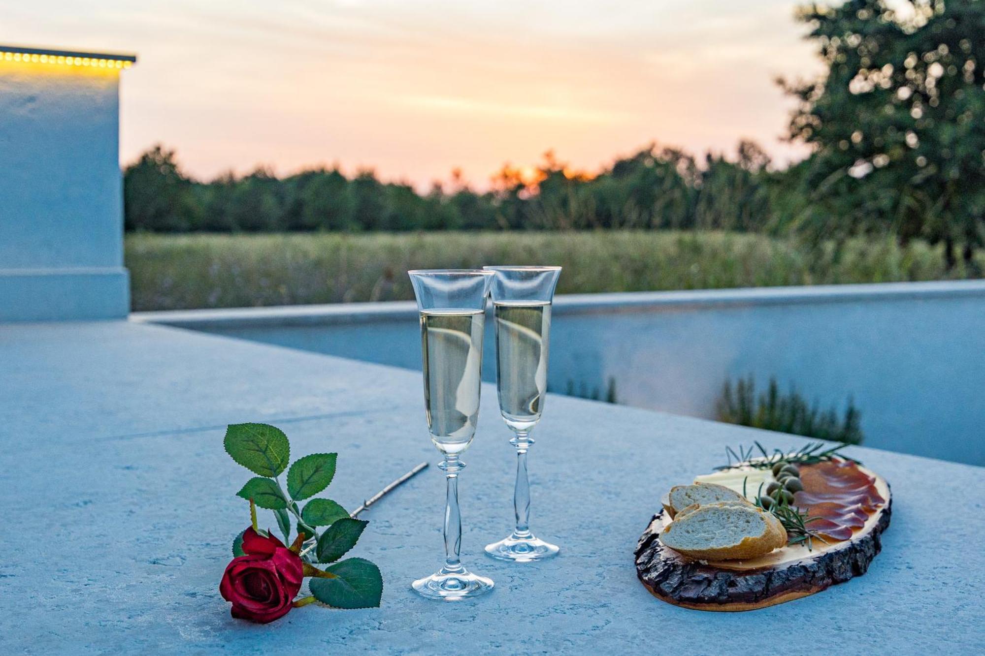 Special Offer! New Luxury Apartment With Pool, Fitness, Outdoor Bar&Grill Buje Eksteriør billede
