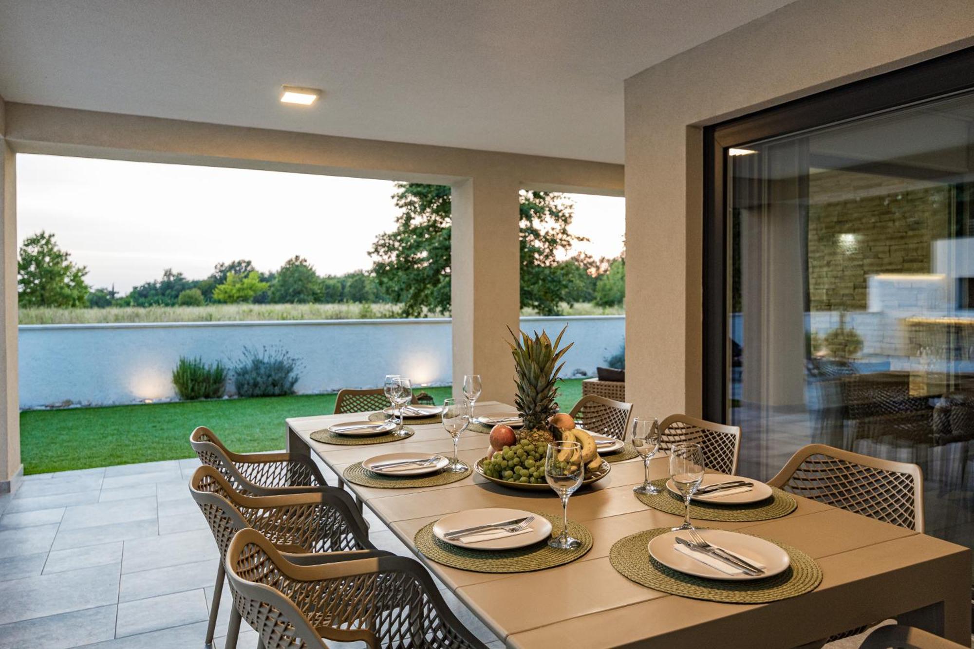 Special Offer! New Luxury Apartment With Pool, Fitness, Outdoor Bar&Grill Buje Eksteriør billede