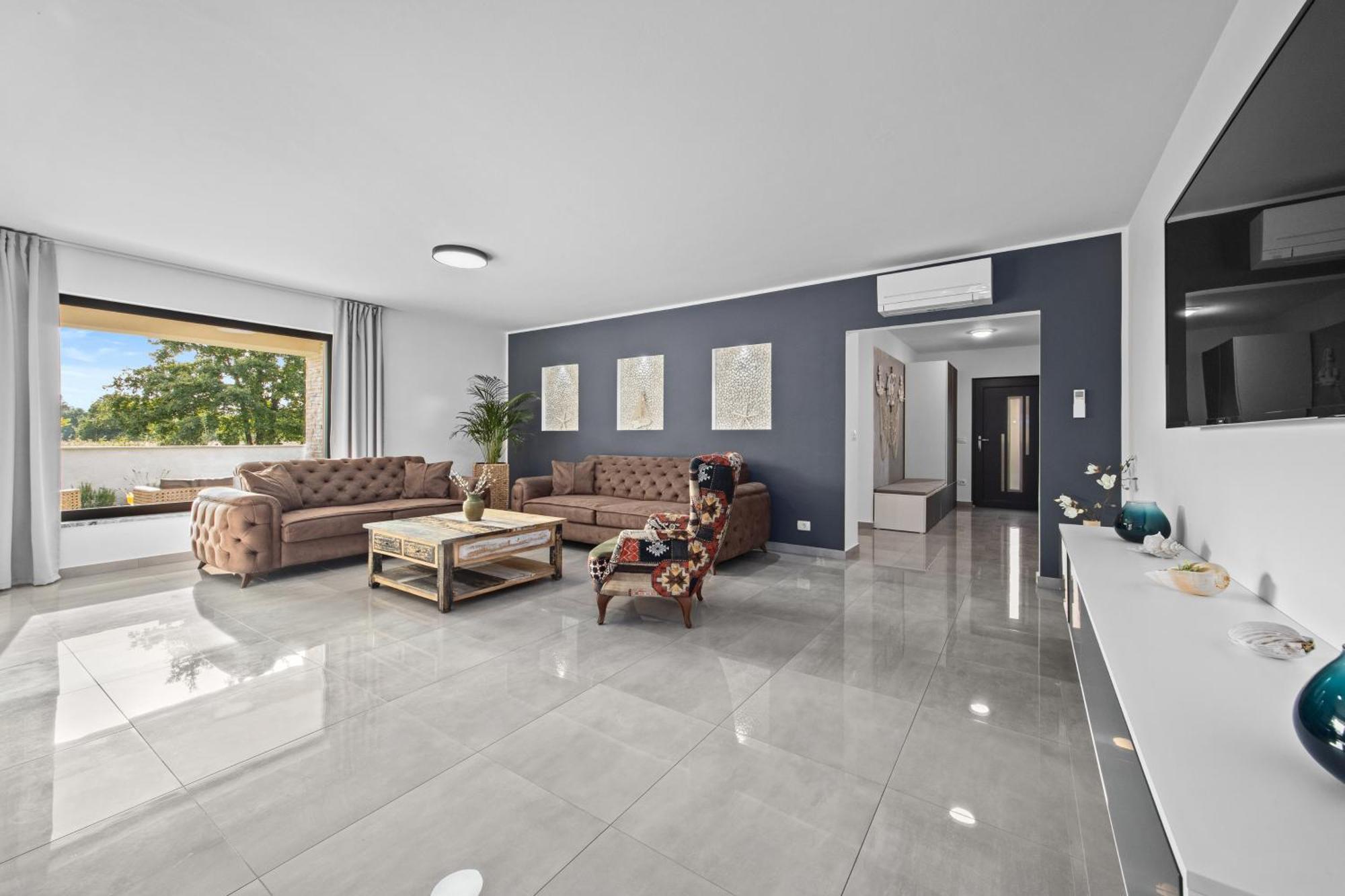 Special Offer! New Luxury Apartment With Pool, Fitness, Outdoor Bar&Grill Buje Eksteriør billede