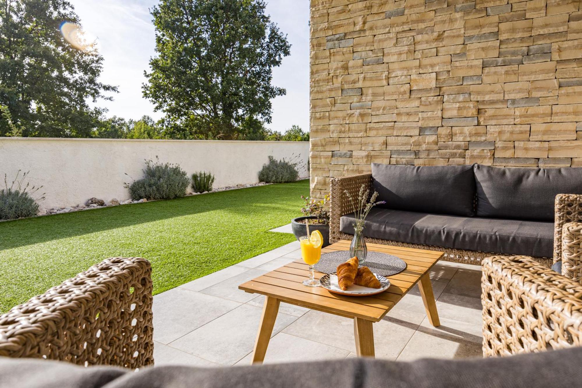 Special Offer! New Luxury Apartment With Pool, Fitness, Outdoor Bar&Grill Buje Eksteriør billede