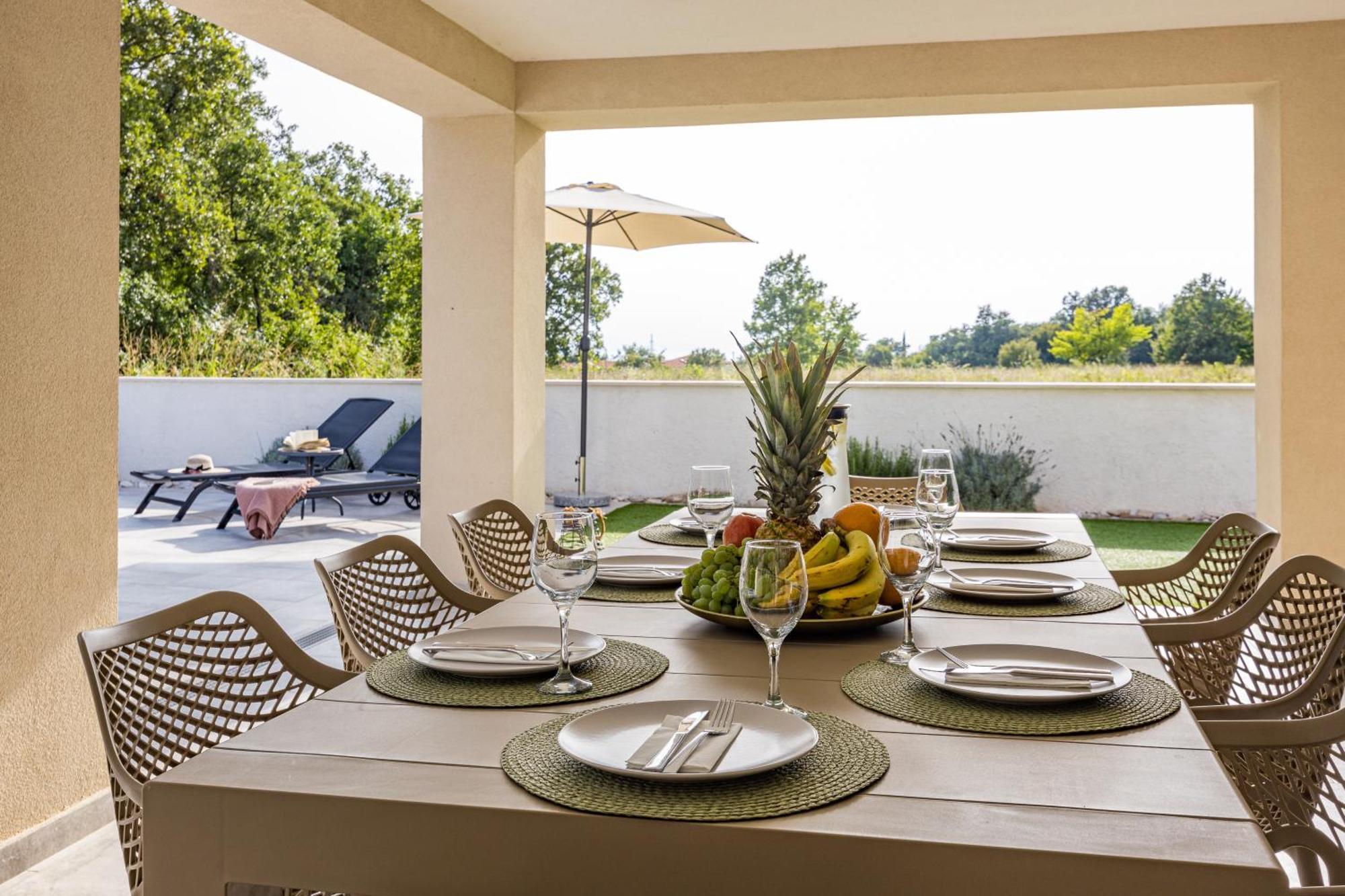 Special Offer! New Luxury Apartment With Pool, Fitness, Outdoor Bar&Grill Buje Eksteriør billede